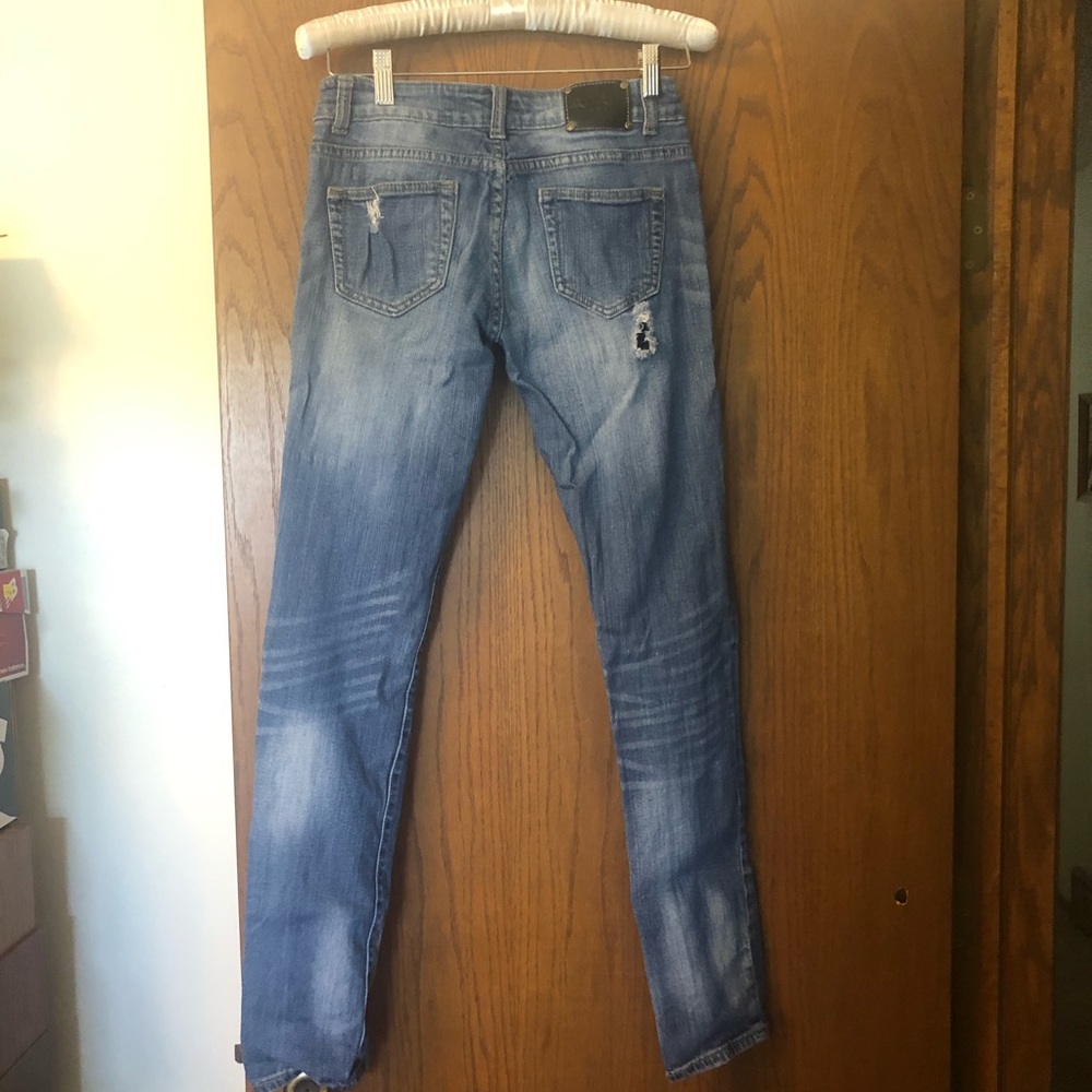 Red Rivet Patch Distressed Jeans 3 - Picture 5 of 7